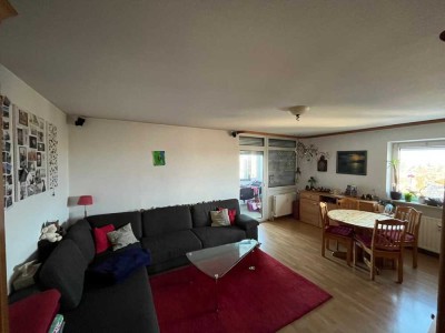 Helle 3,5-Zimmer-Dachgeschosswohnung mit Loggia und EBK in Germering