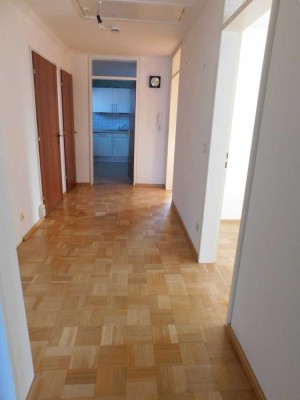 Top-Preis : Helle Dachgeschoßwohnung - sofort beziehbar