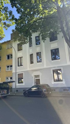 Erstbezug nach Sanierung mit Balkon: Geschmackvolle 4,5-Zimmer-Wohnung mit geh. Innenausstattung