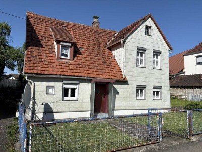Älteres kleines Einfamilienhaus mit Schuppen