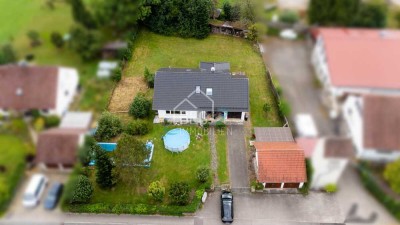 Freistehendes Zweifamilienhaus mit Einliegerwohnung und großem Garten