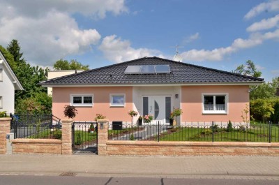 Grundstück Wiedemar inklusive: Bungalow mit attraktivem Atrium schafft ungewohnte Ausblicke