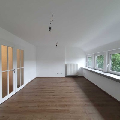 2023 kernsaniert, mit großem Balkon: schöne 4-Zimmer-Dachgeschosswohnung in Fredelsloh OT