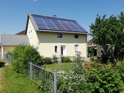 Modernisiertes 4-Zimmer-Einfamilienhaus mit EBK in Adelschlag