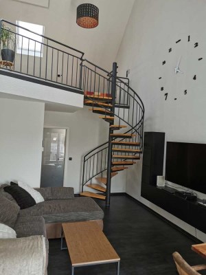 Voll möblierte Maisonette-Wohnung mit drei Zimmern sowie Balkon, Kellerraum und Tiefgarage