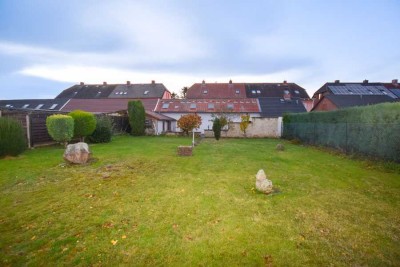 Viel Raum für Ideen: Sanierungsbedürftiges Zweifamilienhaus mit Nebengebäude und großem Garten.