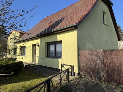 Bauernhaus mit großem Stall und viel Land am Stadtrand