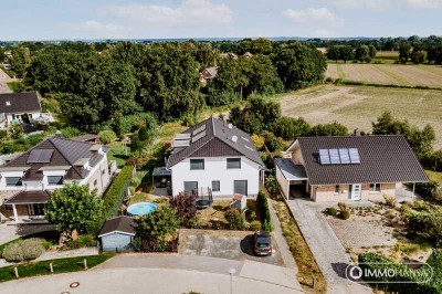 Neuwertiges Niedrigenergiehaus für zwei Familien in ruhiger Feldrandlage!
