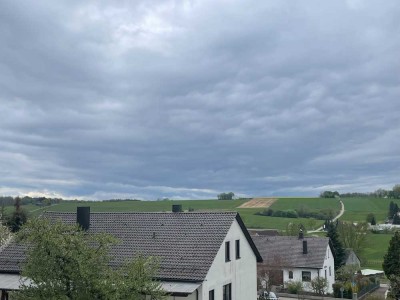 Schöne 4-Zimmer-Dachgeschosswohnung mit gehobener Innenausstattung mit Balkon in Monheim