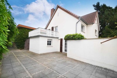 **Niederkassel: Hier will ich Leben! Viel Platz im Haus, im Außenbereich und der Doppelgarage!**