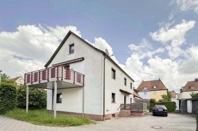 Viel Potential bietet dieses zentral gelegene EFH/ZFH in Schwabach mit 2 Garagen