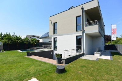 Luxusvilla mit Poolparadies und Business-Option – Exklusives Wohnen auf 350 m² im Grünen!