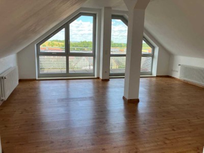 Sehr helle 2-Zimmer-DG-Wohnung mit gehobener Innenausstattung mit Panoramablick und Einbauküche