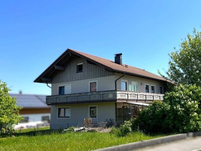 Solides Zweifamilienhaus in ruhiger Lage mit zwei Garagen und großem Garten
*Kaufpreis 548.000 €*