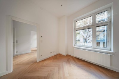 Erstbezug nach Renovierung: Stilvoll renovierte Neubauwohnung mit Altbau-Charme und Küche