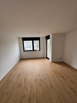 Lichtdurchflutete, frisch sanierte 3-Zimmer-Wohnung mit Fußbodenheizung und Südbalkon in Köln-Holwei