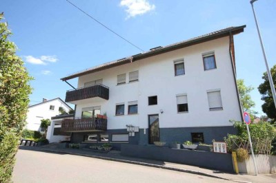 Mehrfamilienwohnhaus mit 6 kleineren Wohneinheiten, 3 Garagen und 3 AAP