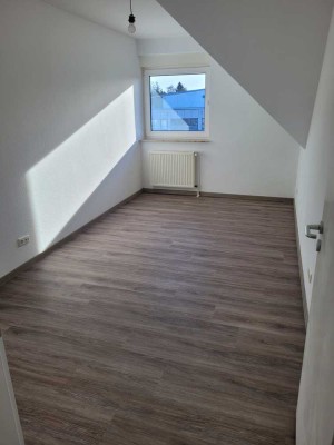 Exklusive, vollständig renovierte 4-Raum-DG-Wohnung mit geh. Innenausstattung mit EBK in Harsefeld