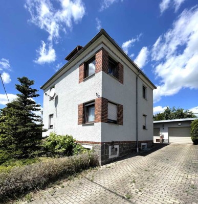 Sanierungsbedürftiges Einfamilienhaus mit traumhaftem Blick, Garten und Doppelgarage in Freital!