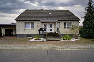 Provisionsfrei: Einfamilienhaus mit viel Platz für die Familie und Schwimmbad plus Solaranlage