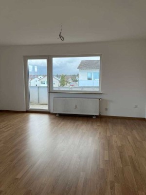 *Racano Immobilien* - Frisch renovierte 3-4 Zimmer Wohnung