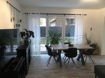 hochwertige, ebenerdige 3-Raumwohnung mit Vollbad, Fußbodenhzg., großer Terrasse, Gartenanteil uvm.