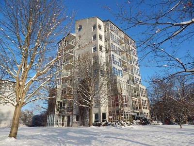 Moderne Dachgeschosswohnung für Singles direkt an der Spree!