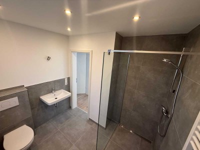 Erstbezug nach Sanierung: attraktive 4-Zimmer-Wohnung mit Einbauküche und Balkon in Hillscheid
