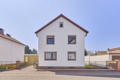 Wunderschönes freistehendes Einfamilienhaus mit Garage und Nebengebäude