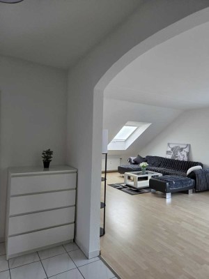 Helle teilmöbilierte Wohnung in bester Lage