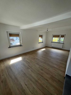 neu sanierte 3-Zimmer-Wohnung (2 Zimmer + große Wohnküche) + eigene Terrasse