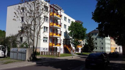Freundliche und modernisierte 1-Zimmer-Souterrain-Wohnung mit Balkon und Einbauküche in Magdeburg