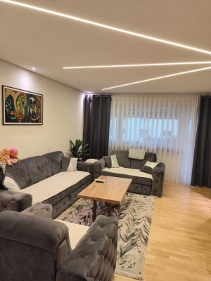 Renovierte 3,5-Zimmer-Wohnung mit Balkon, EBK , Tiefgarage und Smart-Home System