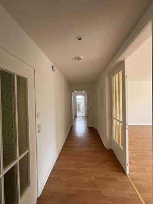 Große, lichtdurchflutete 3-Zimmer Wohnung inkl. Balkon im Zweifamilienhaus