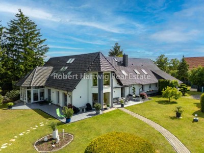 Zweifamilienhaus mit parkähnlichem Garten & Spa