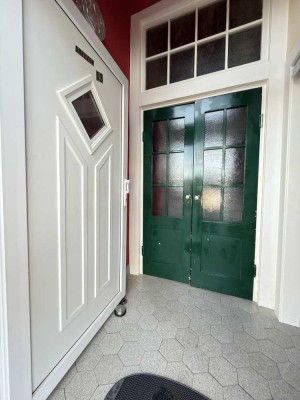 Großes Wohnhaus mit Einliegerräume im Flair der Jahrhundertwende in zentraler Stadtlage