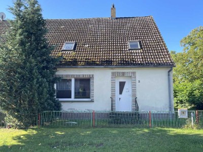 Bezugsfreie Doppelhaushälfte mit Küche und Bad plus Apfelbaum und Nebenhaus in der Nordwestuckermark
