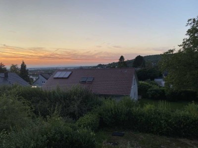 Leben auf dem Ringelberg. Schöne, freundliche 3-ZW mit EBK und großem Balkon. Aussicht zum Verlieben