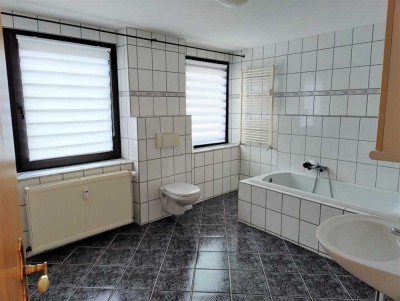 Freundliche, helle 4-Zimmer-Wohnung Küche Diele mit 2 Bädern Solingen Mitte, Zentrumsnah