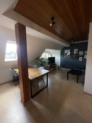 Mit Blick auf den Georgenberg - Gepflegte 4-Zimmer-DG-Wohnung mit Einbauküche in Reutlingen