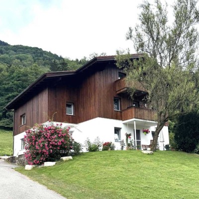 3-Zimmer-Dachgeschosswohnung mit geh. Innenausstattung mit zwei Balkonen und EBK