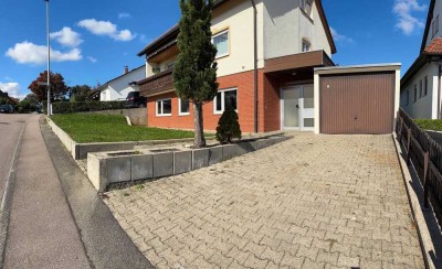 Schöne, helle Wohnung mit eigenem Parkplatz und Garage