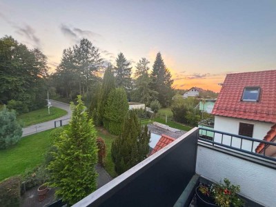 2-Zimmer-DG-Wohnung mit Balkon, Erweiterungspotenzial und wunderschöner Aussicht