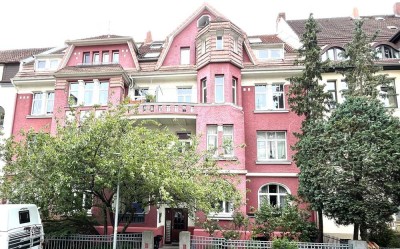 Großzügiger Altbau mit Stuck, Dielen, Wohnküche, 2 Balkonen & Garten zur Mitnutzung im Malerviertel