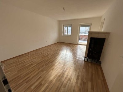 Schnuckelige 4-Zimmer-Erdgeschosswohnung mit Balkon und direktem Gartenzugang in Traunstein