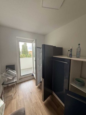 2 Zimmer Wohnung mit Herd und Küche . Bad voll Saniert Fussboden mit Vinyl.