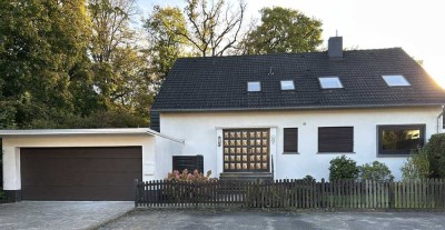 Attraktives Ein- bzw. Zweifamilienhaus in Traumlage von Neu-Isenburg mit Doppel-Garage