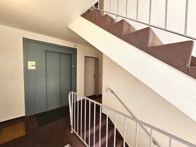 2,5 Zimmer Wohnung im Dachgeschoss mit allem Komfort! Aufzug, Tiefgarage, Stadtnähe...