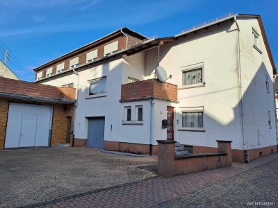 Tolles Zwei- bis Dreifamilienhaus mit Halle und Terrasse zu verkaufen