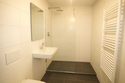 Modernisierte Erdgeschosswohnung inklusive Terrasse, Einbauküche & Außenstellplatz